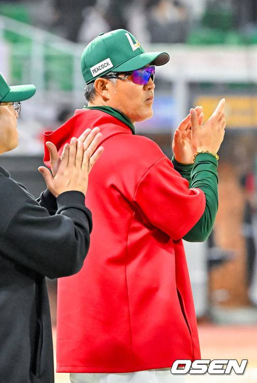 [OSEN=인천, 민경훈 기자] 24일 오후 인천 SSG랜더스필드에서 ‘2026 신한 SOL Bank KBO리그' SSG 랜더스와 KT 위즈의 경기가 진행됐다.SSG는 5-0 완승을 거두며 3연전 기선제압과 함께 4연승을 질주하며 시즌 14승 8패를 기록했다. 반면 3연승 상승세가 끊긴 KT는 16승 7패가 됐다.경기를 마치고 SSG 이숭용 감독이 박수를 보내고 있다. 2026.04.24 / rumi@osen.co.kr