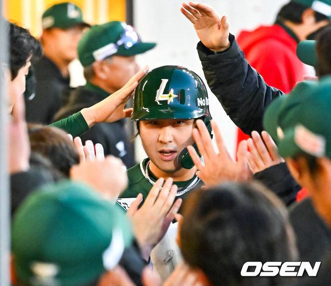 [OSEN=인천, 민경훈 기자] 24일 오후 인천 SSG랜더스필드에서 ‘2026 신한 SOL Bank KBO리그' SSG 랜더스와 KT 위즈의 경기가 진행됐다.이날 SSG는 김건우를, KT는 보쉴리를 선발투수로 내세웠다.3회말 SSG 선두타자로 나온 최정이 좌중월 솔로 홈런을 때린 후 덕아웃에서 동료들과 하이파이브를 하고 있다. 이 홈런으로 최정은 4,400루타 달성했다.(2번째) 2026.04.24 / rumi@osen.co.kr