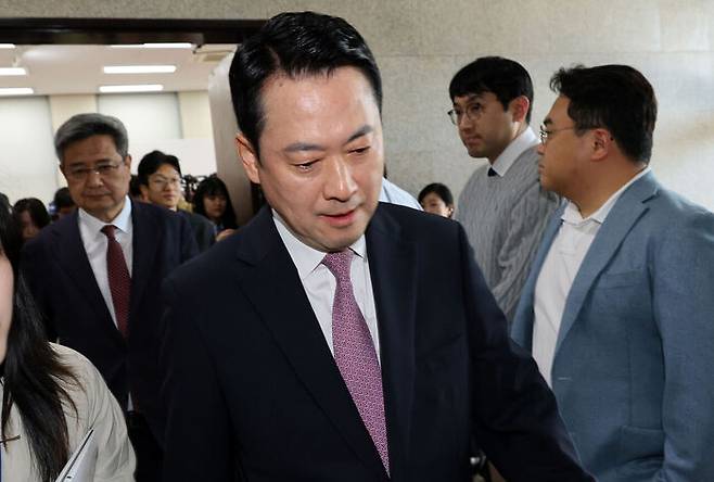 장동혁 대표, 오늘 기자간담회장 떠나는 모습