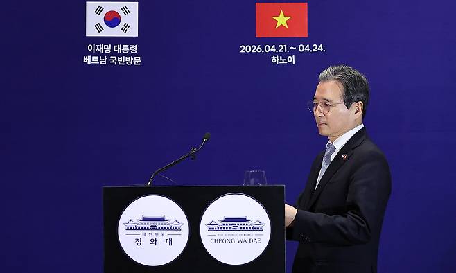 김용범 정책실장이 23일(현지시간) 베트남 하노이의 한 호텔에 마련된 한국프레스센터에서 한-베트남 비즈니스 포럼 관련 브리핑을 하기 위해 입장하고 있다. 뉴스1