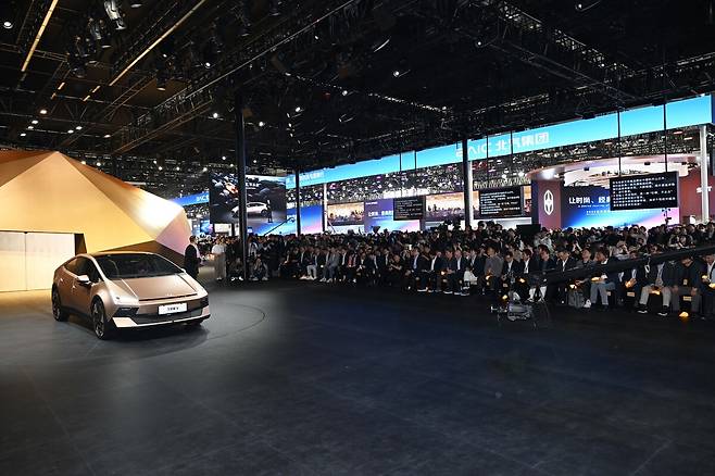 24일(현지시간) 베이징 국제 모터쇼에서 현대차 ‘아이오닉 V’ 보도 발표회가 열리고&nbsp;있다. 현대차 제공