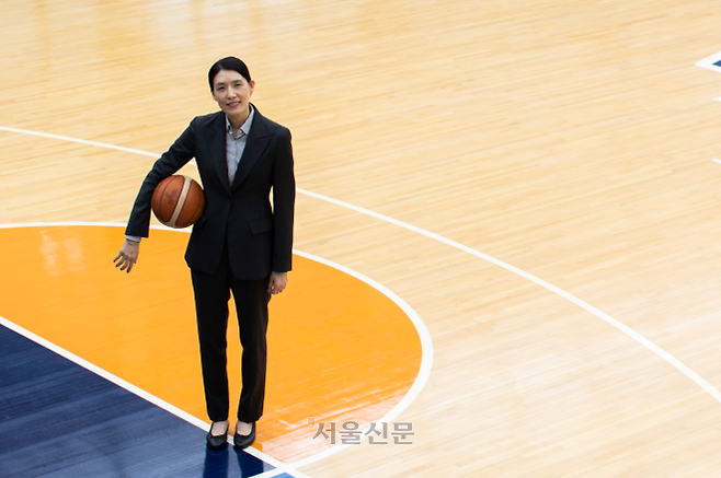 14년 코치 생활을 마치고 여자프로농구 아산 우리은행 새 사령탑에 오른 전주원 감독이 지난 17일 서울 성북구 우리은행 체육관에서 농구공을 들고 기념촬영을 하고 있다.