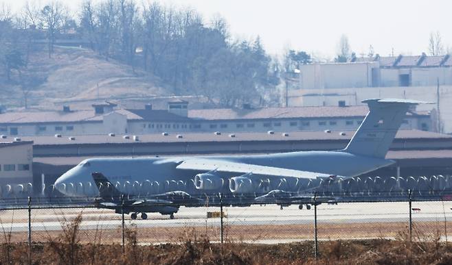 오산기지 대기 중인 C-5 수송기 - 경기도 평택시 주한미공군 오산기지에 C-5 수송기가 대기하고 있는 모습. 2026.3.8 연합뉴스