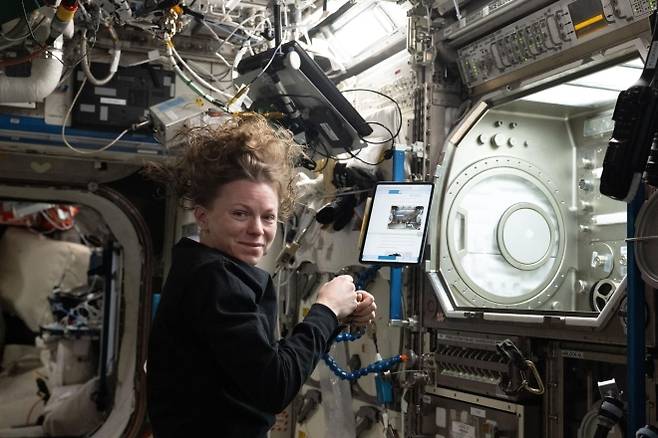 사람의 뇌는 물리적 환경이 바뀌더라도 기존 안전 우선 예측을 고수하려는 경향이 있다. 그래서 중력이 없는 우주공간에서도 한동안 중력이 있는 지구에서처럼 행동한다.  미국  항공우주국(NASA) 제공