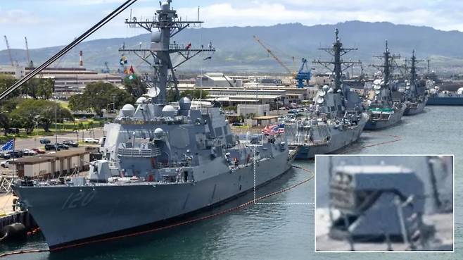 미 해군 알레이버크급 구축함 USS 칼 M. 레빈에 설치된 8셀 코요테 대드론 요격기 발사대를 표시한 이미지. 미 해군은 자폭 드론 위협에 대응하기 위해 항모전단 소속 함정의 단거리 방어 수단을 확대하고 있다. 미 해군 제공