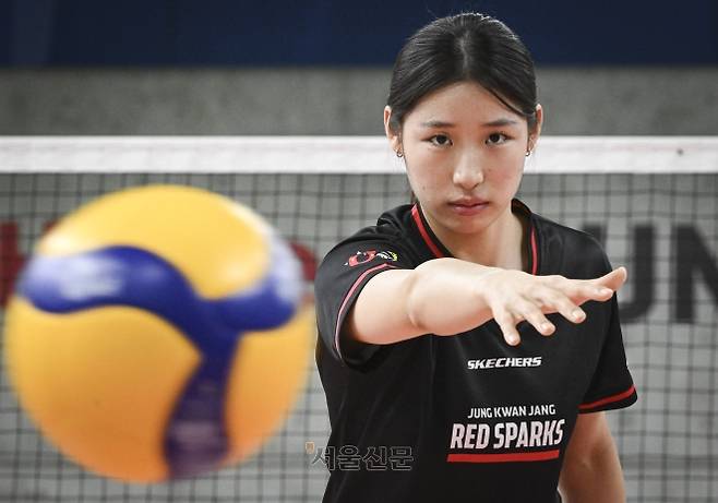 여자배구 정관장의 아시아쿼터 선수 인쿠시(정관장)가 17일 대전 정관장 스포츠센터에서 서울신문과 인터뷰를 앞두고 포즈를 취하고 있다. 2025.12.17 대전 이지훈 기자