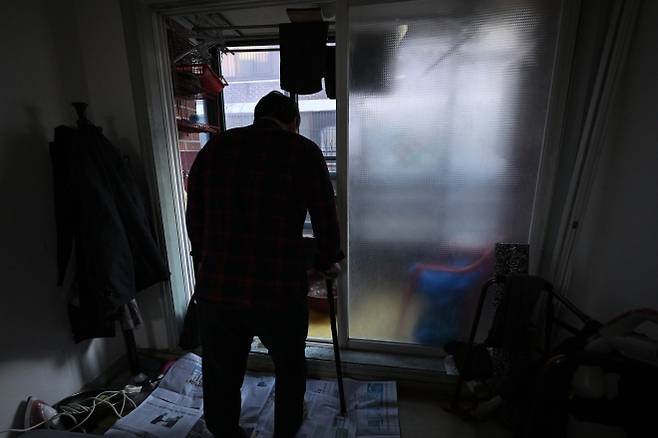 지난 2004년 유영철에게 큰형을 잃은 안두희(가명·59)씨가 서울 성동구 자택에서 서울신문과 인터뷰하던 중 잠시 감정을 추스르고 있다. 안씨 가족은 형의 피살 뒤 다른 형제 3명과 부모까지 잇따라 세상을 떠나는 비극을 겪었다. 홍윤기 기자