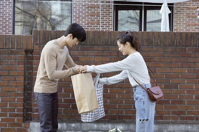 중고거래 관련 이미지. 과거 대면 거래 중심이던 개인간 중고거래는 이제 안전결제 금융시스템과 택배서비스를 접목한 비대면 거래 비중이 높아지고 있다. 클립아트코리아