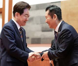 이재명 대통령(왼쪽)과 정청래 더불어민주당 대표가 4월 7일 청와대에서 열린 여야정 민생경제협의체 회담에서 악수하고 있다. 뉴스1