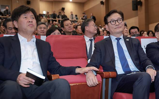 송영길 전 더불어민주당 대표(오른쪽)와 김용 전 민주연구원 부원장이 2월24일 국회 의원회관에서 열린 전현희 더불어민주당 의원 출판기념회에 참석해 있다. ⓒ연합뉴스