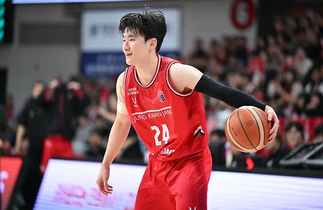 정관장 신인 문유현은 24일 안양정관장아레나서 열릴 KCC와 4강 PO 1차전부터 생애 첫 봄 농구 여정을 시작한다. 사진제공｜KBL