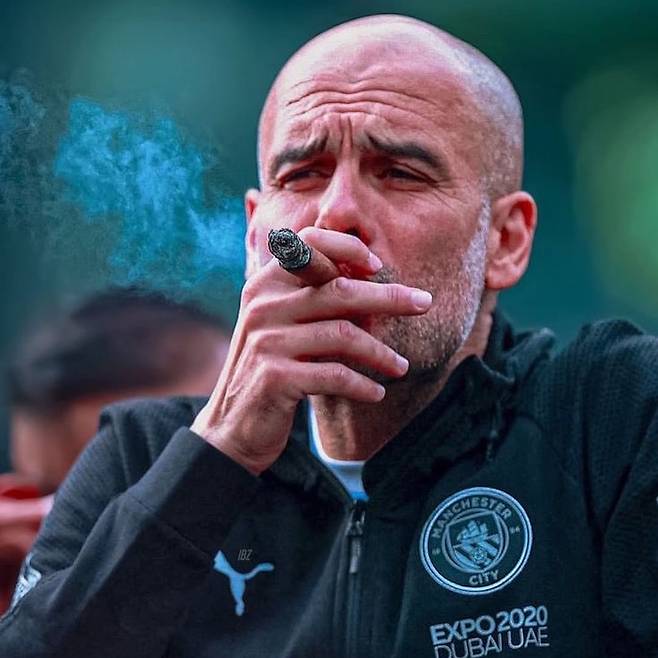 펩 과르디올라 맨체스터 시티 감독이 ‘우승 시가’를 피고있다. SNS 캡처
