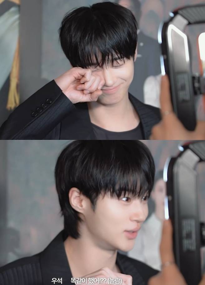 ▲ 변우석은 사전 상의 없이도 아이유와 같은 포즈를 취하며 찰떡 호흡을 보였다. 출처|유튜브 채널 '바로 플레이리스트'