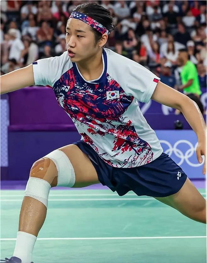 ▲ 한국 여자 배드민턴 대표팀은 지난 2월 아시아단체선수권대회에서 사상 첫 우승을 합작해 절정의 기세를 유지하고 있다. 아울러 \'에이스\' 안세영(사진)이 2년 전과는 차원이 다른 거인이 됐다.&nbsp;안세영은 지난 12일 폐막한 아시아선수권에서 여자단식 정상에 올라 올림픽과 세계선수권, 아시안게임에 이어 아시아선수권까지 석권하는 \'커리어 그랜드슬램\'을 달성했다. 여기에 세계&nbsp;18위 김가은과 20위 심유진 등 단식 준척 자원이 여제&nbsp;뒤를 떠받치고 있다. 복식에서도 공희용이 빠지긴 했지만 세계 3위 이소희-백하나 조가 건재하고 가파른 성장세의 12위 정나은-이연우 조도 출격을 꾀하고 있다. ⓒ 중국 \'소후\'