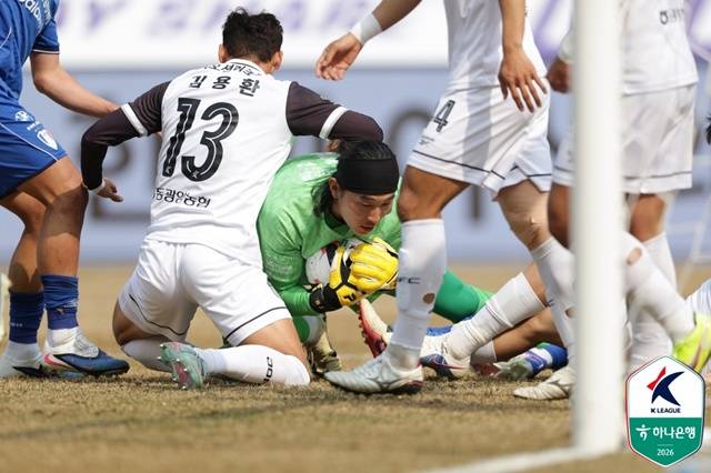 경기에 집중하는 전남 드래곤즈 골키퍼 최봉진(가운데). /사진=한국프로축구연맹 제공