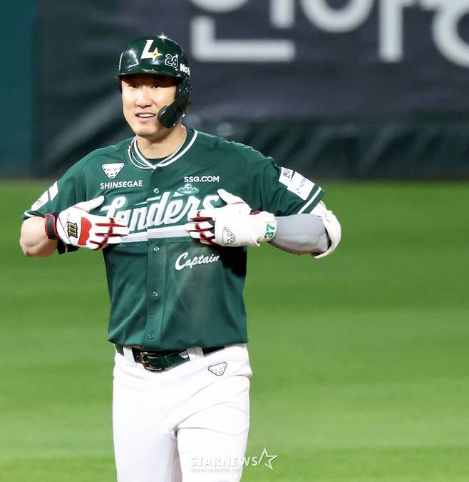 [포토]'5회말 1점 추가!'  오태곤