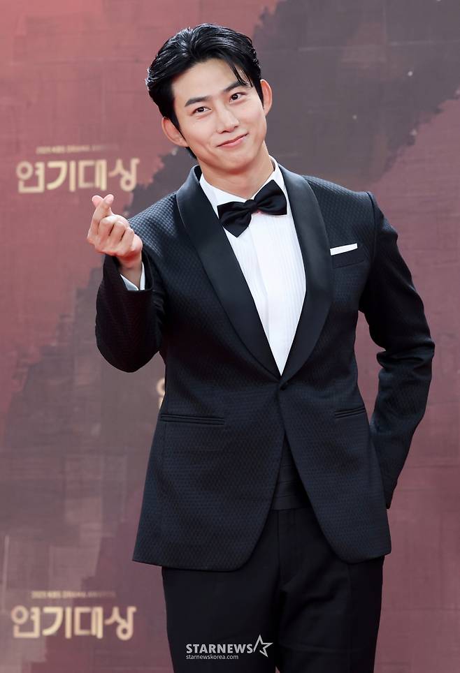 배우 옥택연이 31일 서울 영등포구 KBS신관홀에서 진행된 '2025 KBS 연기대상' 레드카펫 행사에 참석해 포즈를 취하고 있다./2025.12.31 /사진=김휘선 hwijpg@