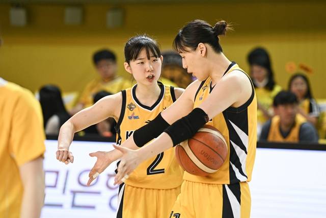 허예은(왼쪽)과 강이슬. /사진=WKBL 제공