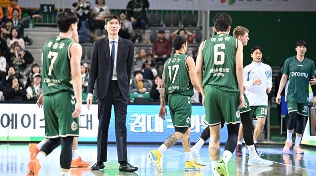 김주성 감독(왼쪽에서 두 번째). /사진=KBL 제공
