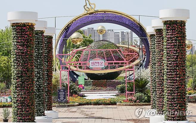 개막 앞둔 고양국제꽃박람회 (고양=연합뉴스) 김병만 기자 = '꽃, 시간을 물들이다' 주제로 오는 24일부터 5월 10일까지 17일간 일산호수공원에서 제18회 고양국제꽃박람회가 열린다. 사진은 23일 경기도 일산호수공원에 조성된 꽃 조형물. 2026.4.23 kimb01@yna.co.kr