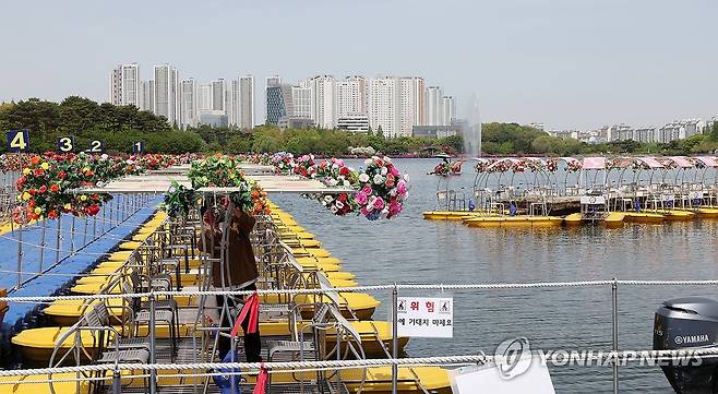 개막 앞둔 2026고양국제꽃박람회 (고양=연합뉴스) 김병만 기자 = '꽃, 시간을 물들이다' 주제로 오는 24일부터 5월 10일까지 17일간 일산호수공원에서 제18회 고양국제꽃박람회가 열린다. 사진은 23일 경기도 일산호수공원에 조성된 꽃 조형물. 2026.4.23 kimb01@yna.co.kr