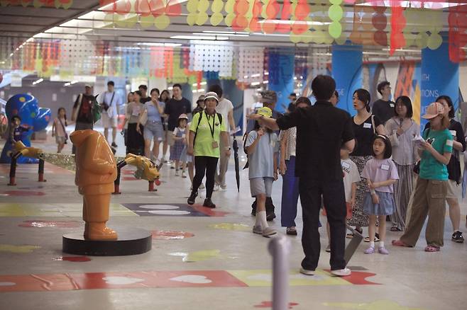 2025년 '원더스트리트' 전시 당시 '서초-한강 아트투어' 진행 모습 [서초구 제공. 재판매 및 DB 금지]