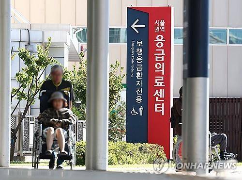 서울 시내 병원을 찾은 환자와 보호자 [연합뉴스 자료사진]