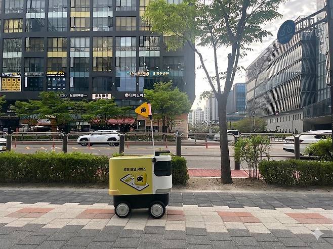 시범운행 중인 배달로봇 [서울 강서구 제공. 재판매 및 DB 금지]