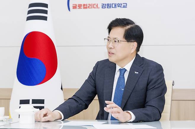 인터뷰하는 정재연 강원대 총장 [강원대학교 제공. 재판매 및 DB 금지]