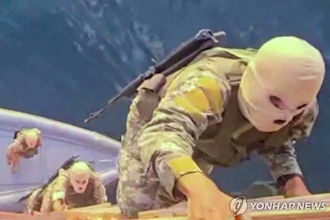 선박 나포하는 이란 혁명수비대원들 [AFP 연합뉴스 자료사진. 재판매 및 DB 금지]