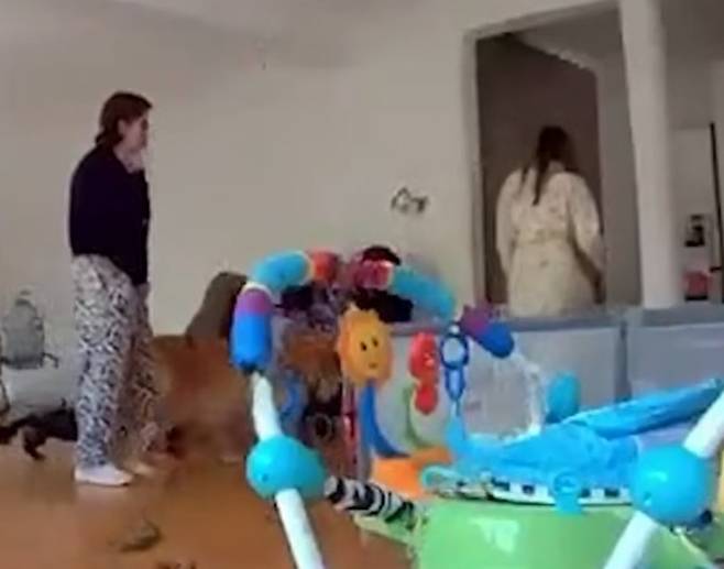 총격 살해된 멕시코 여성 카롤리나 플로레스 뒤를 따라가는 시어머니 모습 [adn노티시아스 유튜브 캡처. 재판매 및 DB금지]