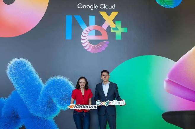 구글 클라우드, 한국앤컴퍼니에 '제미나이 엔터프라이즈' 제공 (서울=연합뉴스) 루스 선 구글 클라우드 코리아 사장(왼쪽)과 김성진 한국앤컴퍼니 최고디지털책임자(CDO)가 기념촬영하는 모습. 2026.4.24 [구글 클라우드 제공. 재판매 및 DB 금지]