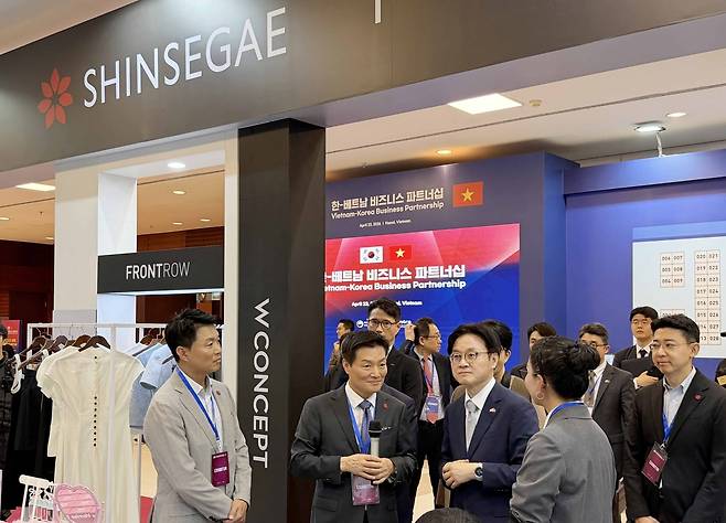 신세계 하이퍼그라운드 K-뷰티 쇼케이스 (서울=연합뉴스) 신세계 뉴리테일사업총괄 박상언 상무(사진 왼쪽부터), 신세계 대표이사 박주형 사장, 산업자원부 김정관 장관이 지난 23일(현지시간) 베트남 하노이에서 열린 신세계 하이퍼그라운드 K-뷰티 쇼케이스를 둘러보고 있다. 2026.4.24. [신세계백화점 제공. 재판매 및 DB금지]