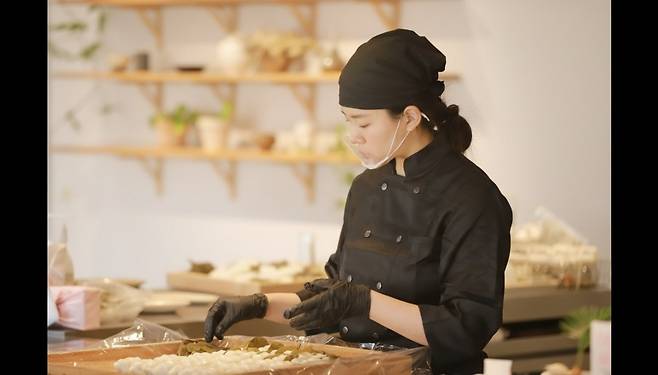 떡을 만들고 있는 하규진씨 [하규진씨 제공. 재판매 및 DB 금지]