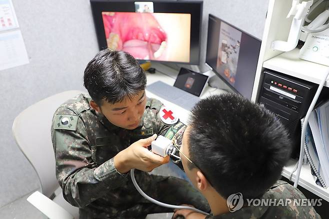 육군, '원격진료시스템' 확대로 장병 의료여건 개선 (서울=연합뉴스) 육군은 20일 원격진료시스템 노후 장비 교체 및 개선 사업을 통해 격오지 부대 장병들의 의료접근성을 개선했다고 밝혔다. 사진은 '원격진료시스템'을 활용 중인 21사단 GOP대대 소속 의무병이 국군의무사령부 의료종합상황센터 군의관(화상)의 지시에 따라 환자의 상태를 확인하는 모습. 2025.6.20 [육군 제공. 재판매 및 DB 금지] photo@yna.co.kr