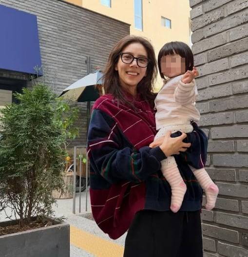 손담비과 딸과 포즈를 취하고 있다./사진=손담비 SNS