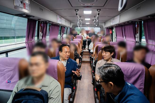 ▲이권재 오산시장(왼쪽)의 서울역 광역버스 찾아가는 현장 간담회 모습. /사진제공=오산시