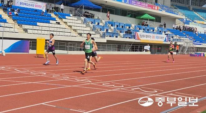 25일 김해종합운동장에서 열린 2026 전국생활체육대축전 육상 트랙 경기서 경기도 선수가 선두를 달리고 있다. 김해=이건우기자