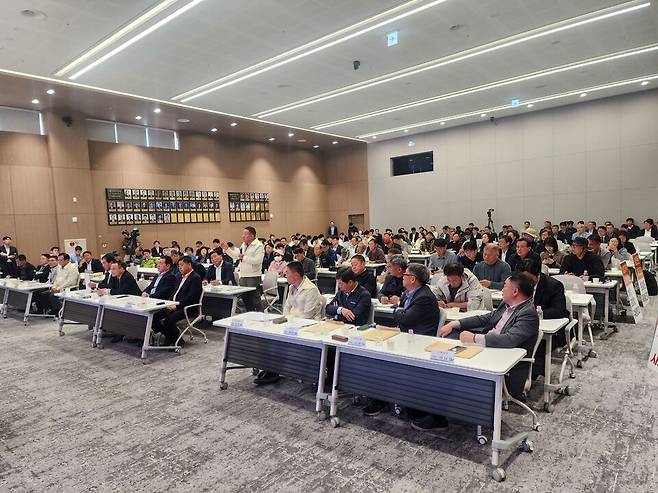 농림축산식품부가 24일 농협중앙회 경기본부에서 진행한 농협개혁 입법 설명회에서 한 참석자가 발언을 하고 있다.