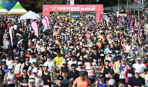 ◇제30회 삼척 황영조 국제마라톤대회 참가자들이 25일 삼척 엑스포광장 일원에서 힘차게 출발하고 있다.
