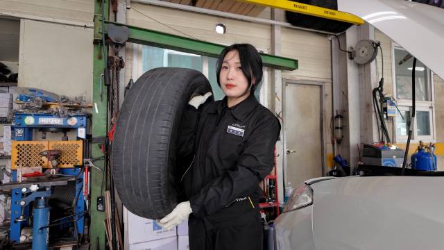 황신원 씨(25)가 차량 정비 작업을 하고 있다. 황 씨는 성별의 경계를 넘어 현장에서 6년째 정비사로 일하고 있다.