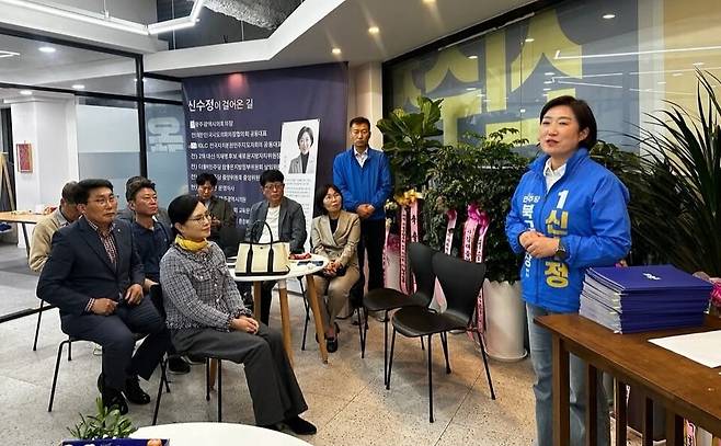 신수정 광주 북구청장 후보가 으뜸북구 확신캠프에서 선대위 위원들에게 임명장을 수여하고 감사 인사를 전하고 있다. /사진=신 후보 캠프