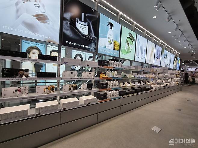 3층 '무신사 스탠다드' 공간에는 의류와 함께 '무신사 홈' 제품이 배치됐다. ⓒ투데이신문