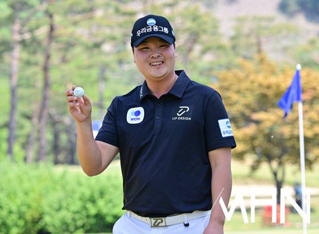 황중곤이 25일 열린 KPGA 투어 우리금융 챔피언십 3라운드에서 생애 첫 홀인원을 잡아내고 환하게 웃고 있다.