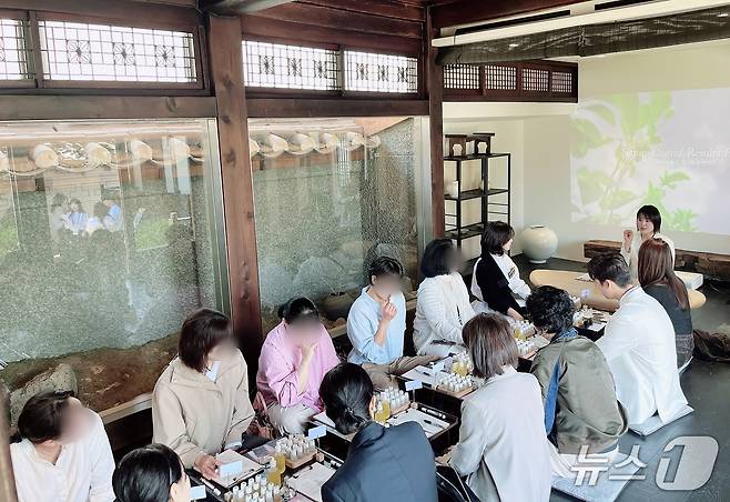 24일 오전 서울 종로구 북촌 한옥 호텔 '노스탤지어 블루재'에서 롯데홈쇼핑이 주최한 '유유자적 희희낙락' 아로마티카 클래스가 진행되고 있다. 2026.4.24 ⓒ 뉴스1 박혜연 기자