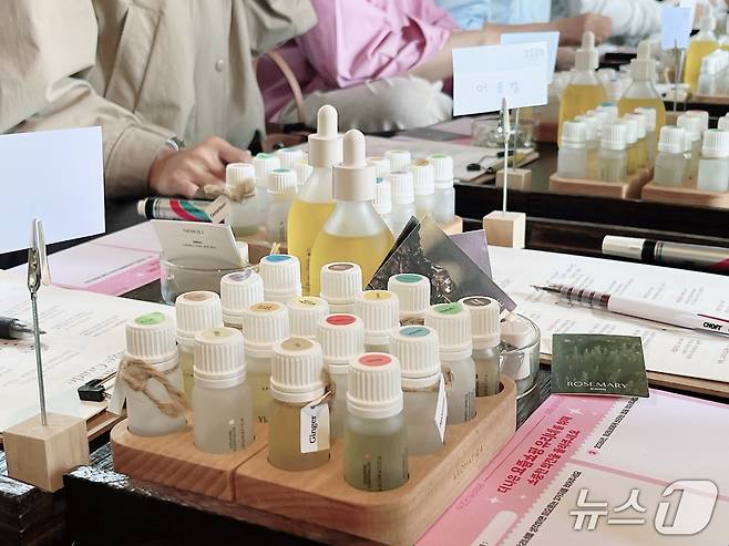 24일 오전 롯데홈쇼핑 '유유자적' 행사 중 하나로 아로마 테라피 클래스가 진행되고 있다. 2026.4.24 ⓒ 뉴스1 박혜연 기자