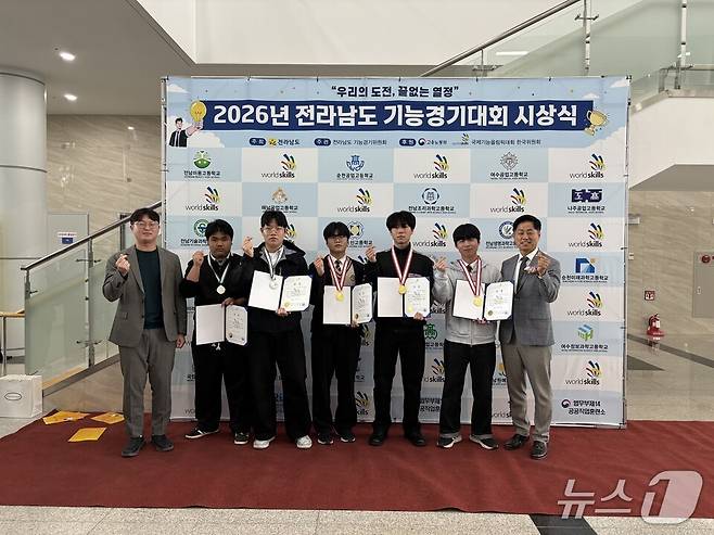 '2026년 전남도 지방기능경기대회'에서 입상한 학생들이 기념사진을 찍고 있다.(전남교육청 제공, 재판매 및 DB금지)/뉴스1