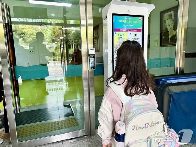 학생이 '지능형 학생안전 출입관리시스템을 통해 교실로 들어가고 있다.(전남교육청 제공, 재판매 및 DB금지)/뉴스1