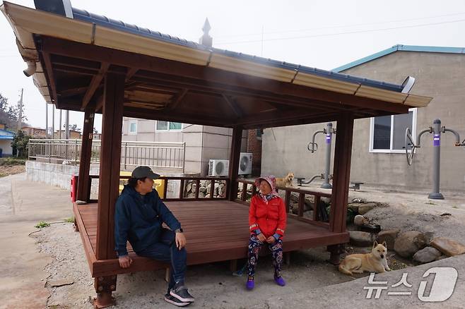 저도 반장 임성자 씨(오른쪽)와 진도섬투어호 선장 장철호 씨가 마을 정자에서 담소를 나누고 있다. 2026.4.24. 뉴스1 ⓒ News1 조영석 기자