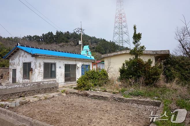 폐교된 저도분교 교사(校舍)와 빈터. 2026.4.24. 뉴스1 ⓒ News1 조영석 기자